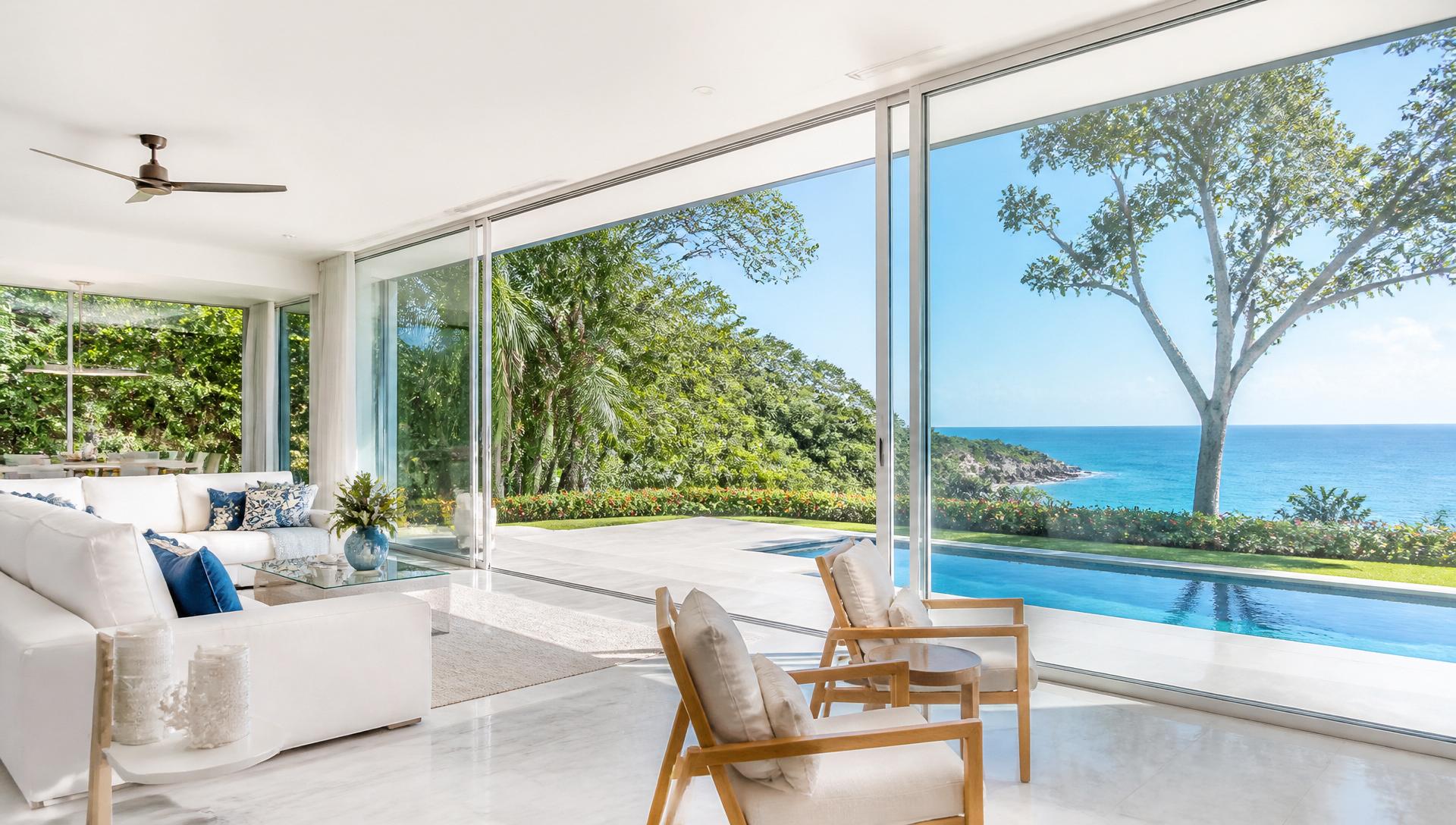 Villa costarricense con muro cortina y ventanería LUMEX abierta al Pacífico